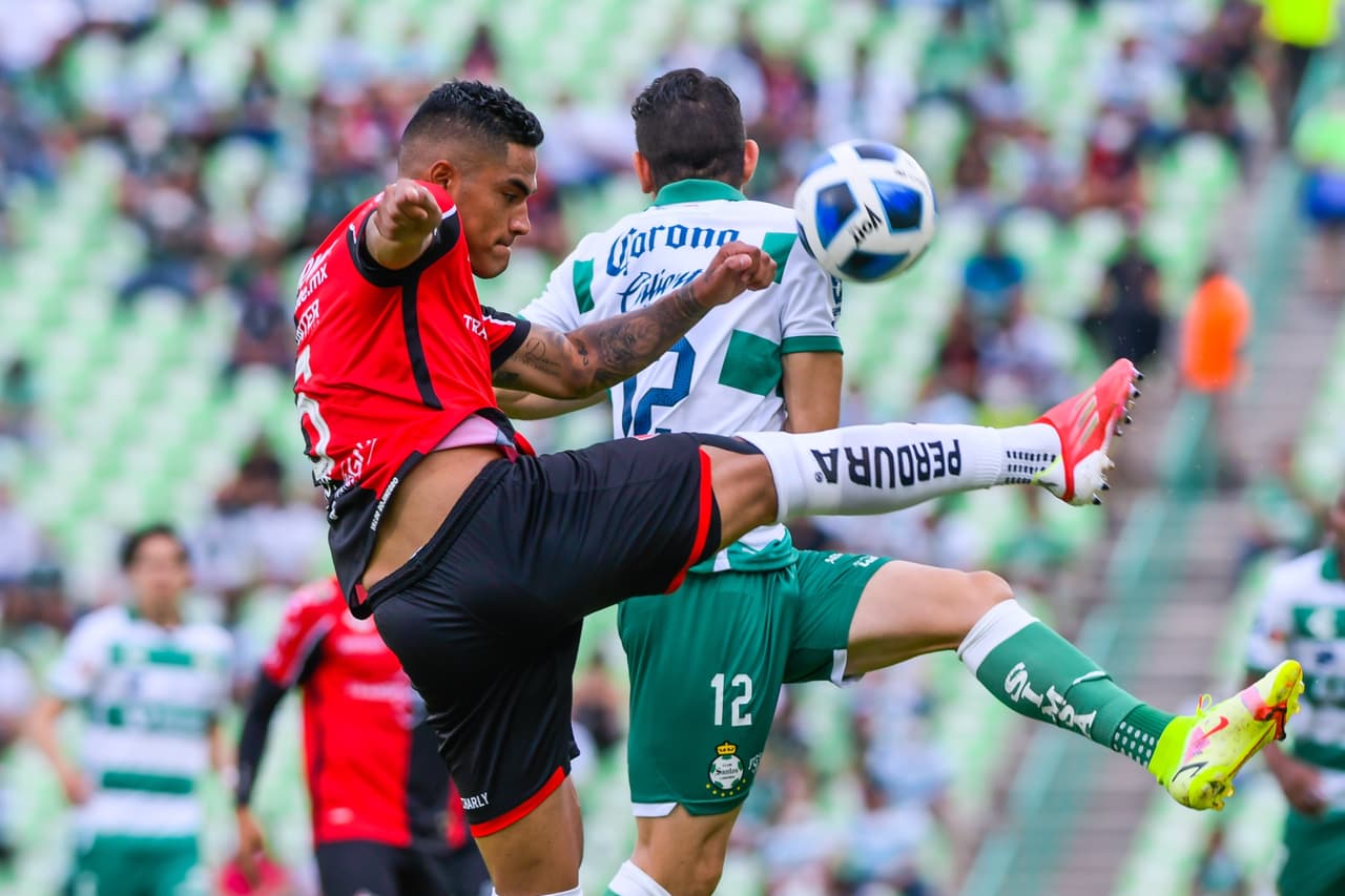 Julián Quiñones adelantó al conjunto visitante al minuto 25, pero Santos no se quedó de brazos cruzados y al minuto 69 Félix Torres se encargó de firmar el empate 1-1.