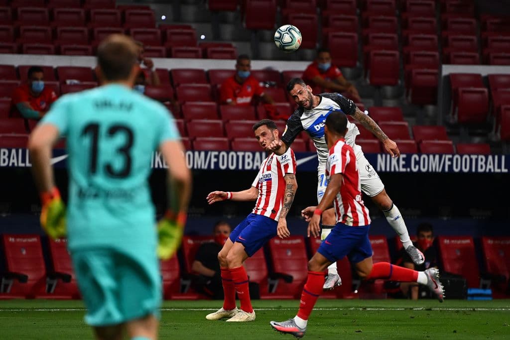 Edgar Mendez trata de controlar el díficil pase que le puso Pere Pons, pero el servicio es demasiado alto y el balón termina en saque de manos para el Atlético.