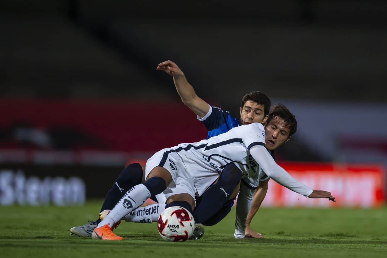 El partido se empieza a cortar gracias a la intensidad con la que se disputa el balón en el medio campo.