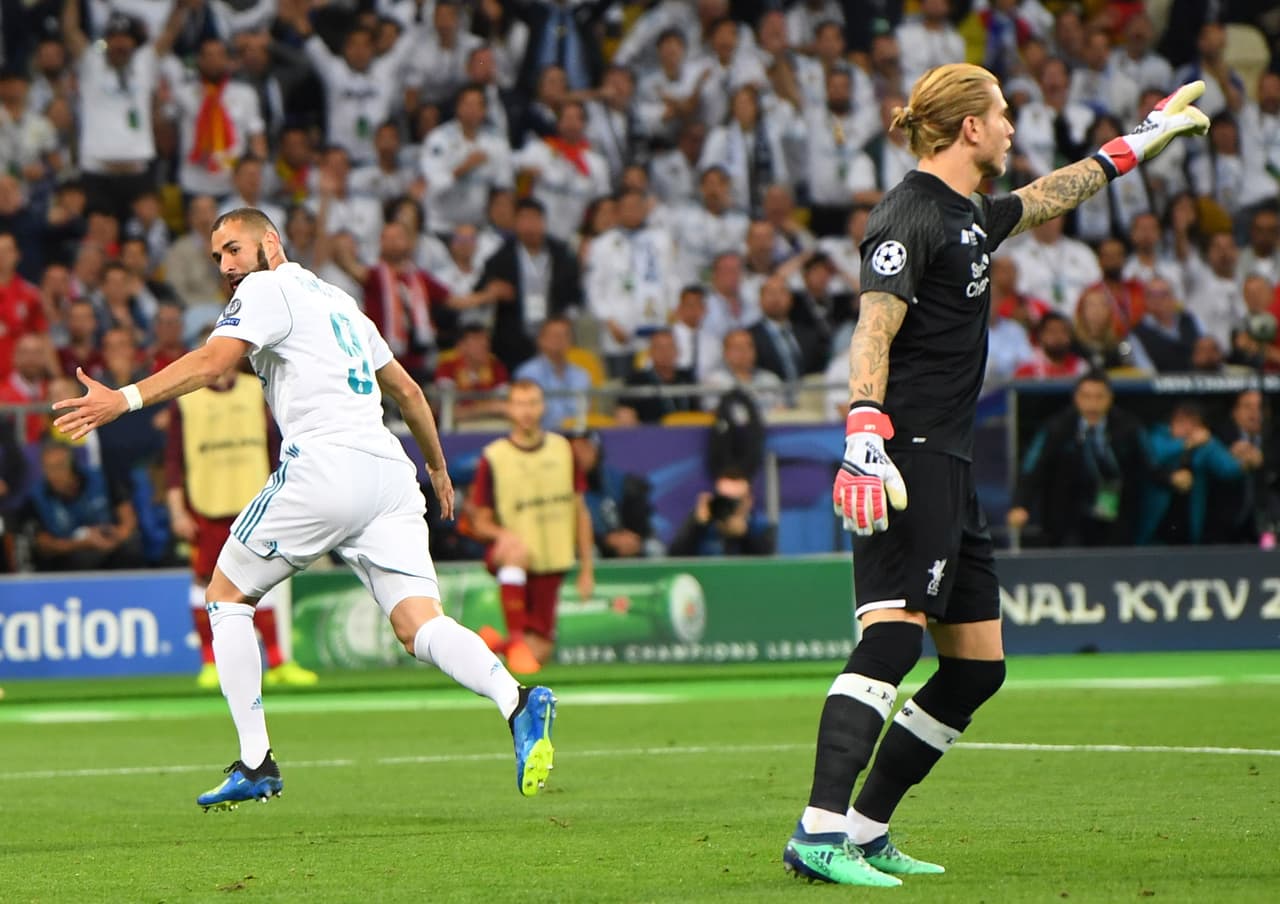 Kiev (Ukraine), 26/05/2018.- Real Madrid's Karim Benzema (L) celebrates scoring the opening goal against Liverpool goalkeeper Loris Karius during the UEFA Champions League final between Real Madrid and Liverpool FC at the NSC Olimpiyskiy stadium in Kiev, Ukraine, 26 May 2018. (Liga de Campeones, Abierto, Ucrania) EFE/EPA/GEORGI LICOVSKI