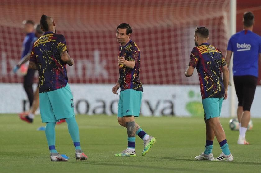 Oye, Arturo... ¡Tú vas a marcar gol! El argentino estuvo bromeando con Arturo Vidal previo al encuentro y el chileno se hizo presente al minuto 2.