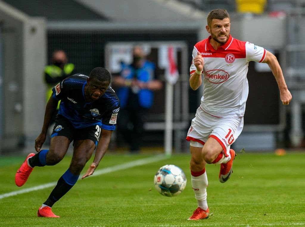 <b>Primer poste</b> - Ese dudoso "honor" corresponde a Valon Berisha del Fortuna Düsseldorf, y en mal momento ya que a los 18', estrelló el balón en el palo en duelo de ultra necesitados para evitar el descenso a la Zweite Bundesliga.