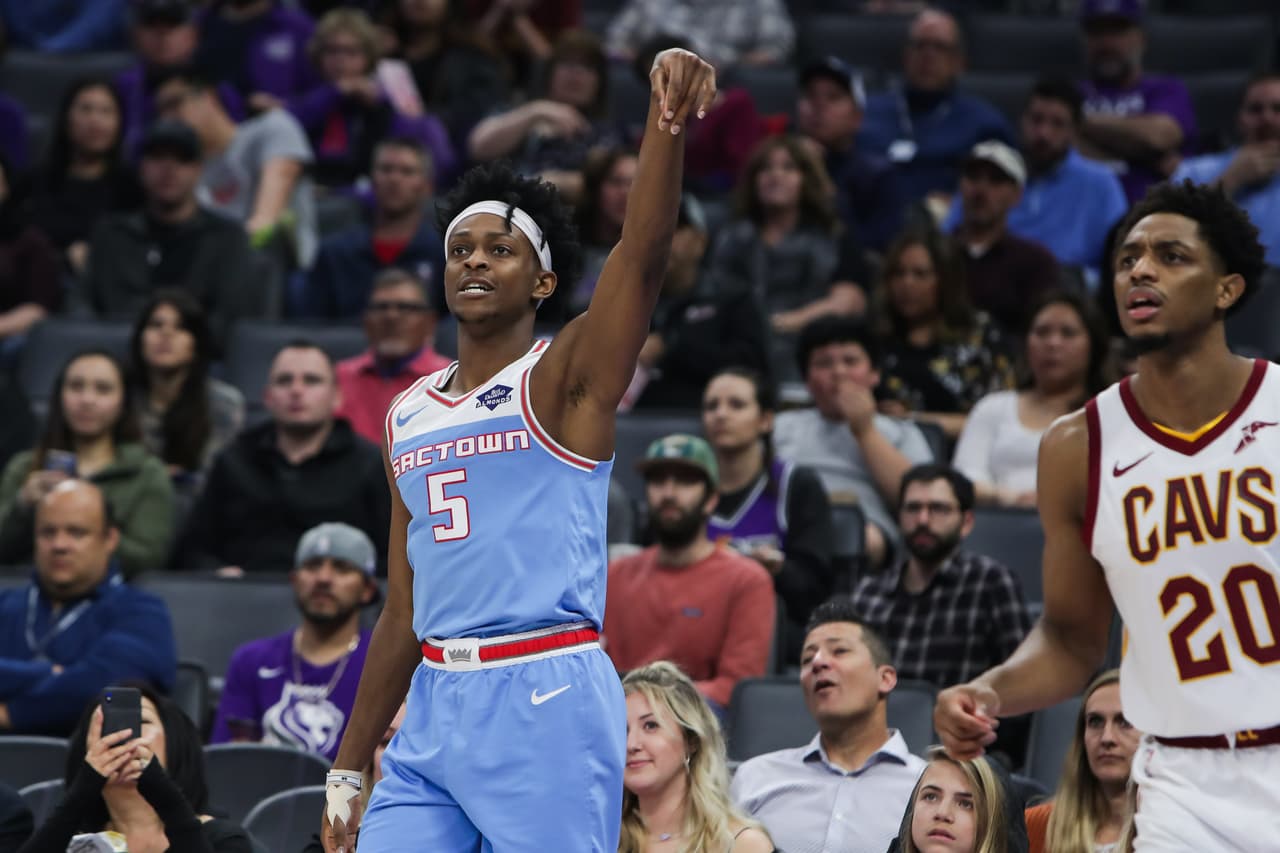 De'Aaron Fox firmó un doble-doble con 16 puntos y 10 asistencias, aunque no fue el mejor de la jornada ya que su compañero Buddi Hield lo superó en anotaciones.