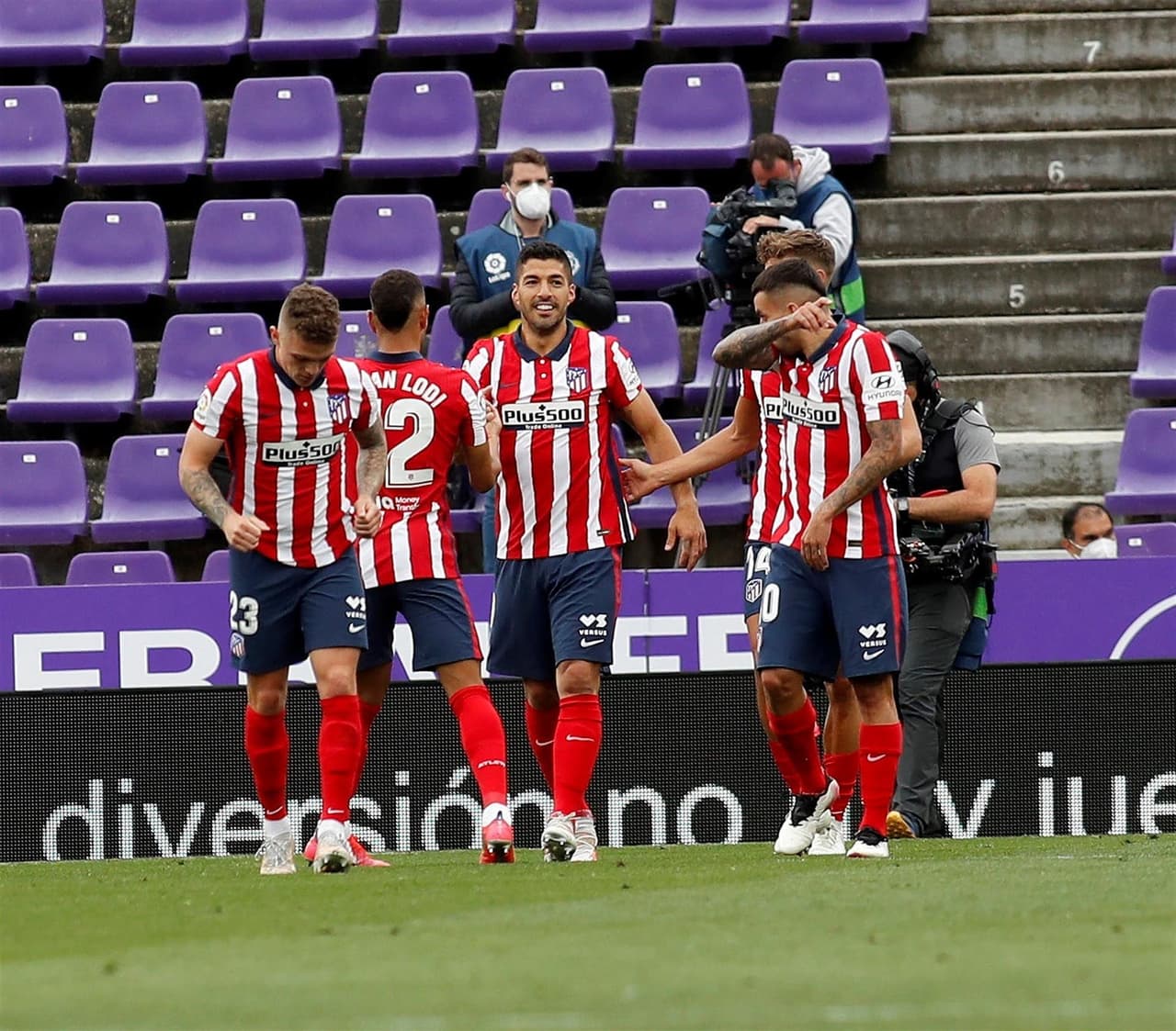 Luis Suárez se vuelve a poner la capa de héroe y consigue el tanto que le da la remontada y el título al conjunto colchonero al vencer 1-2 al Real Valladolid.