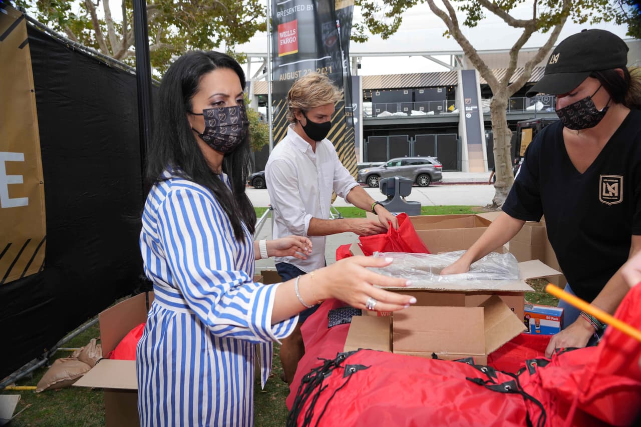 Durante el evento también se armaron 2500 mochilas con artículos escolares que fueron repartidas por escuelas en todo el distrito de Los Ángeles.
<br>