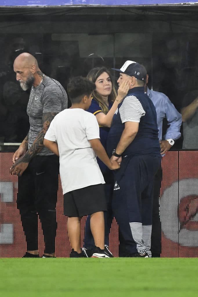 Gianinna Maradona y Benjamín Agüero, hija y nieto, lo saludan.