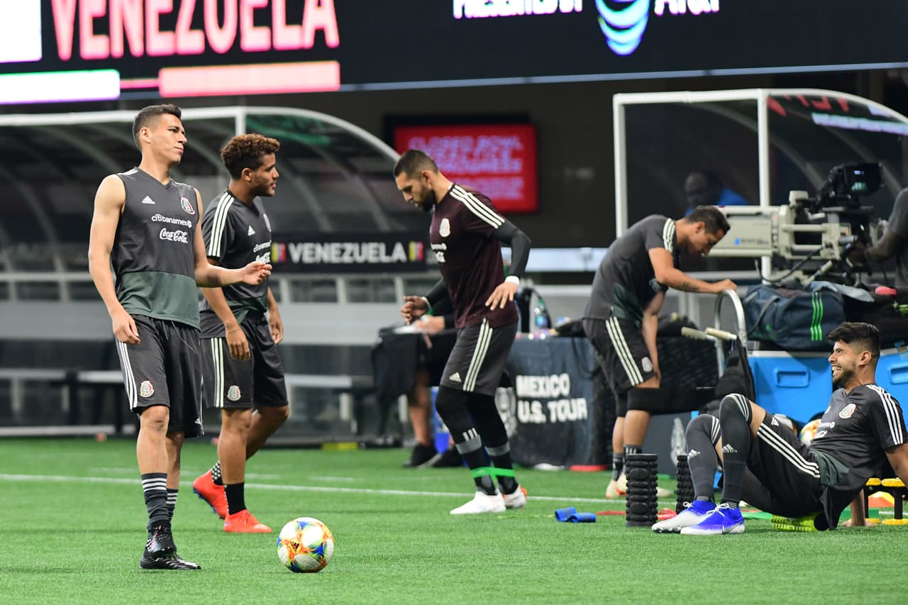 La Selección Mexicana de Fútbol se 'mojó los pies' en la fastuosa casa de los Atlanta Falcons y del Atlanta United, el Mercedes-Benz Stadium, donde jugará este miércoles ante su similar de Venezuela, un partido que sirve a ambos escuadrones de cara a sus compromisos del verano, como la Copa Oro y la Copa América, respectivamente. Así se entrenaron los jugadores del Tri bajo las órdenes de Gerardo 'Tata' Martino en Atlanta esta tarde de martes.