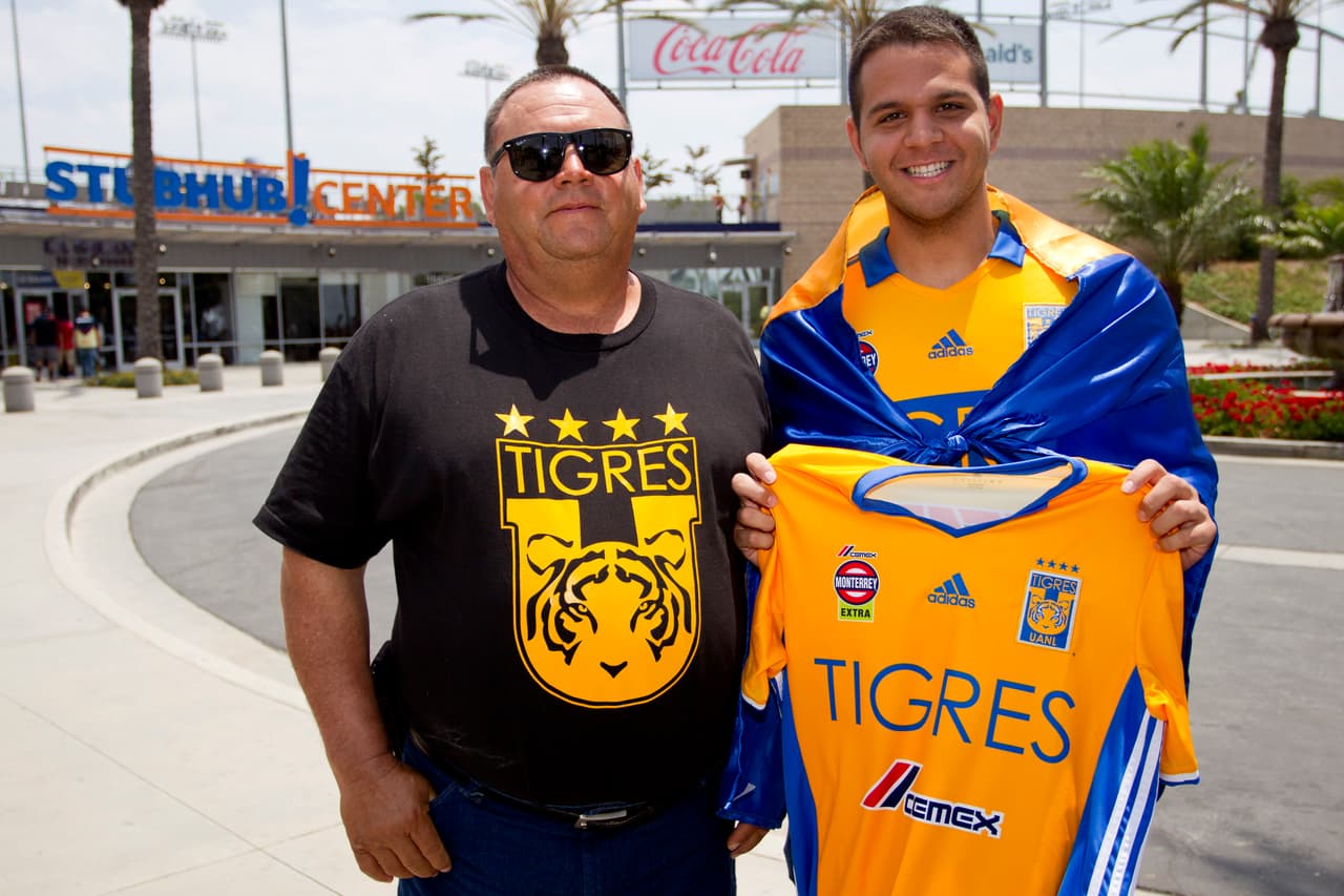 Varios aficionados regios se acercaron al estadio californiano.