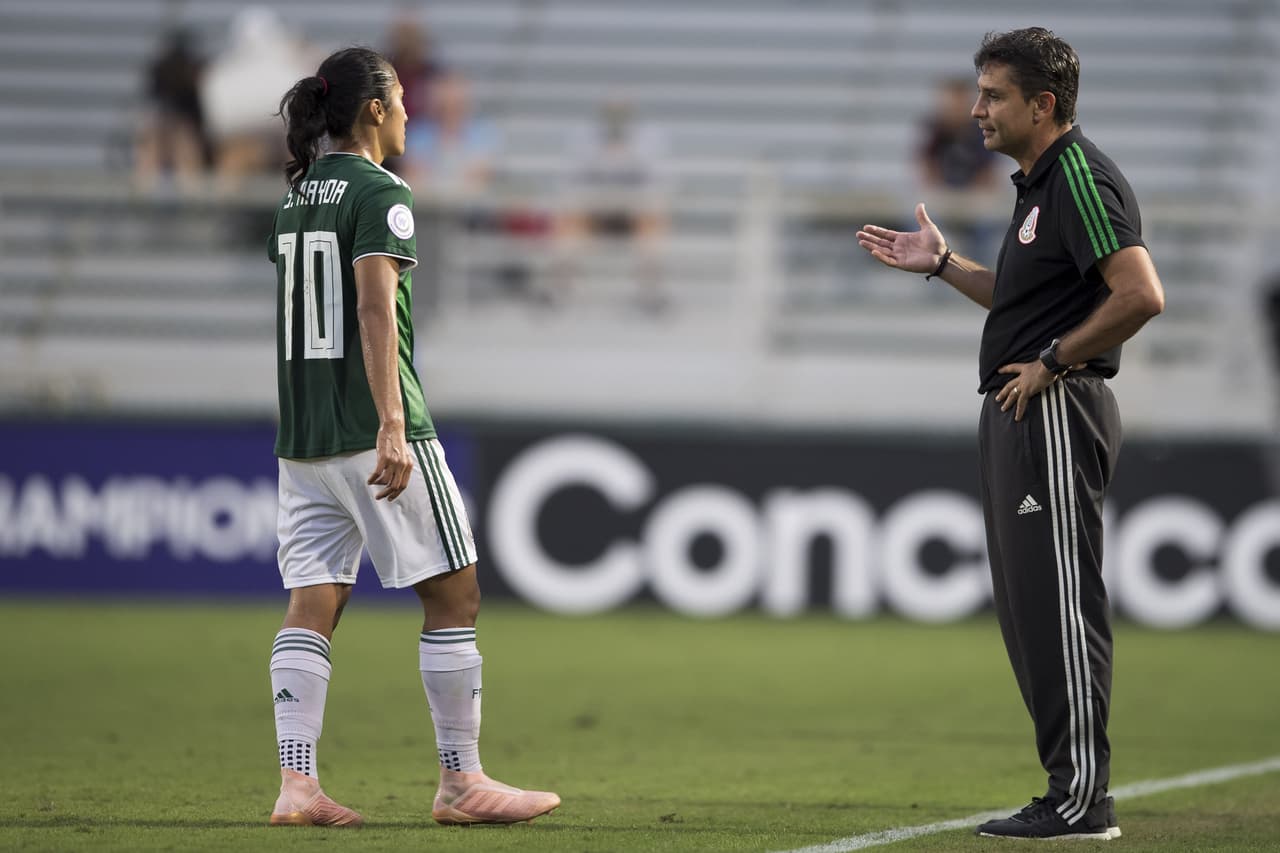 El técnico del tri Femenil, Roberto Medina, daba voces a sus jugadoras para buscar orden en el campo. Aquí conversaba con la extremo Stephany Mayor.