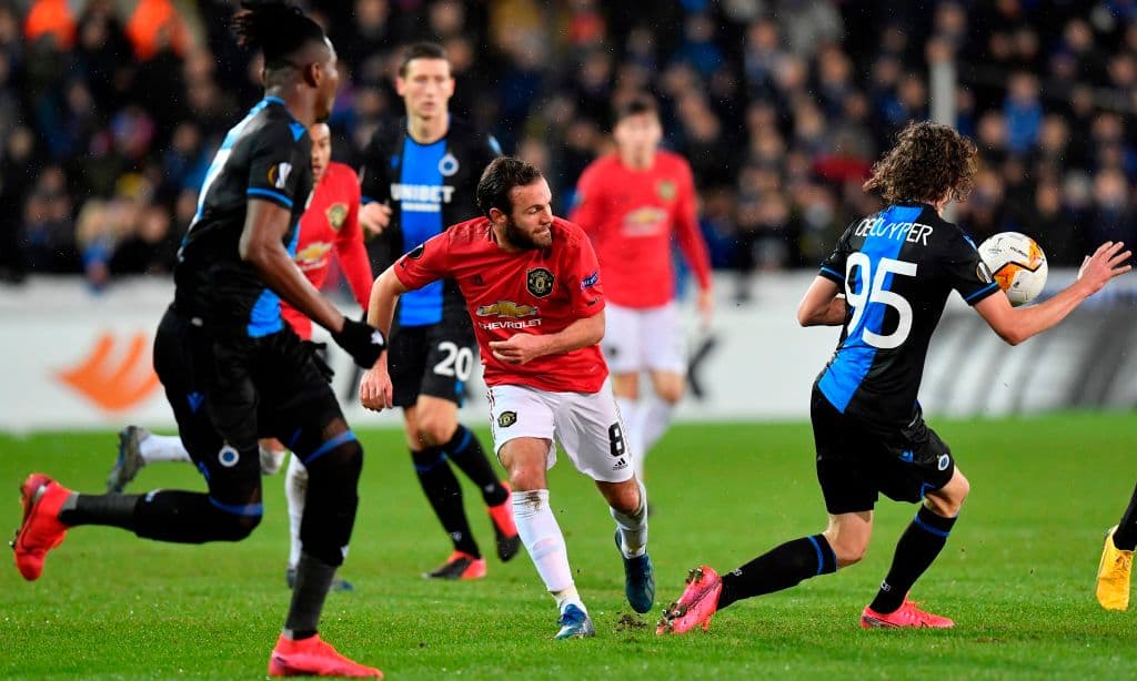 Triangulación del Manchester United entre Juan Mata y Bruno Fernandes para vencer a Maxim De Cuyper; el español queda en fuera de lugar y no logra marcar.