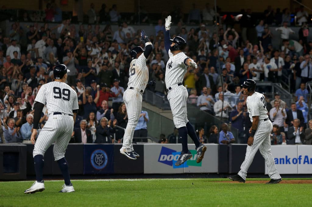 Boston no pudo neutralizar del todo la ofensiva de los neoyorquinos. Aquí Giancarlo Stanton festeja con sus compañeros un Grand Slam en el cuarto rollo que le daba ventaja a los suyos 6-3.