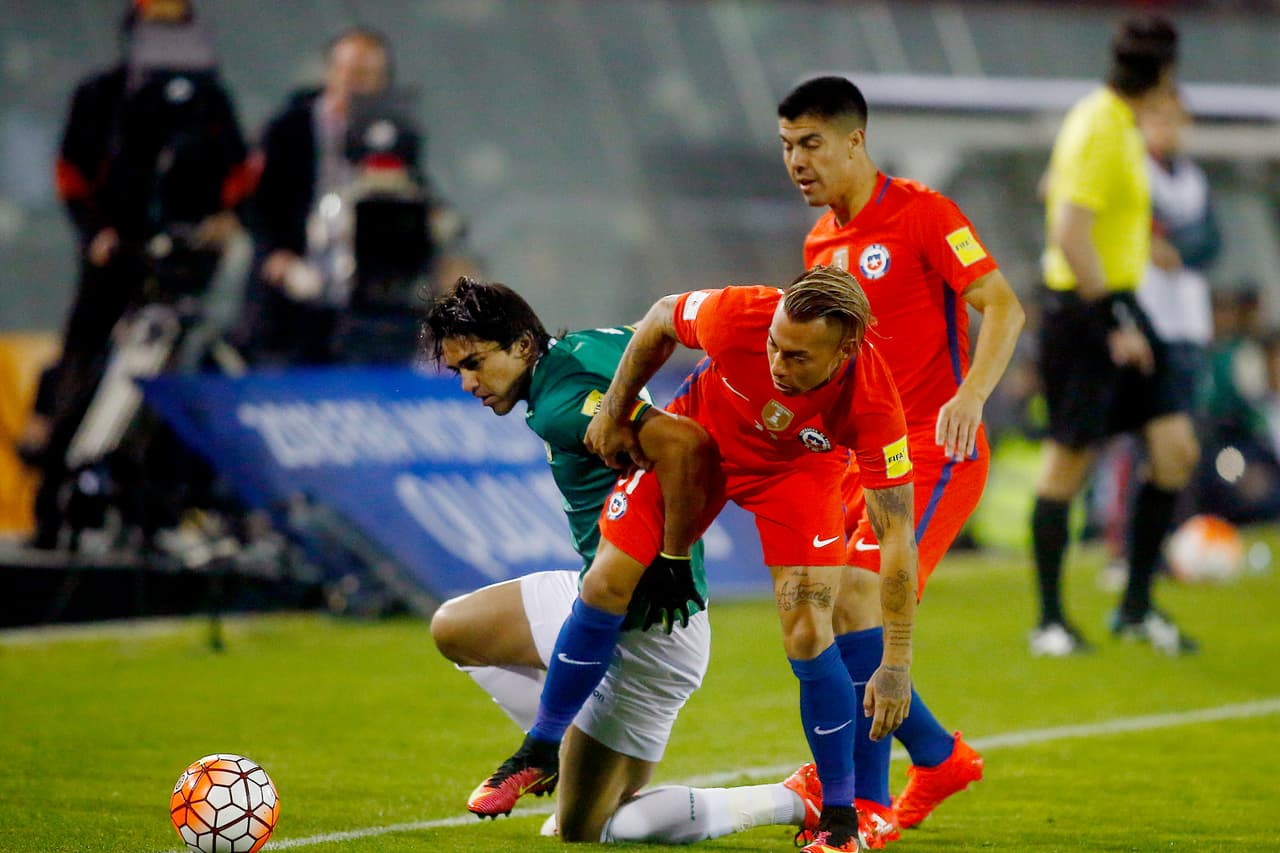 Sin embargo, las eliminatorias sudamericanas mostraron su exigencia y Chile como local no pasó del empate sin goles contra Bolivia, resultado que lo complicaba en la lucha por la clasificación.
