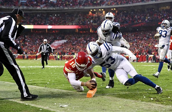 <b>Segundo cuarto: </b>Patrick Mahomes corre en 2&goal y anota TD. La defensiva de Colts solo pudo parar una vez a los locales y compañía.
<b>(Chiefs 24-7 Colts)</b>