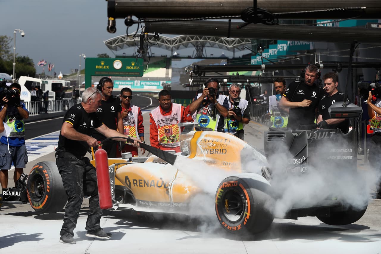 Aunque no hubo mayor daño aparte del mencionado en el carro, los extintores dejaron la pista en condiciones imposibles para continuar la práctica.