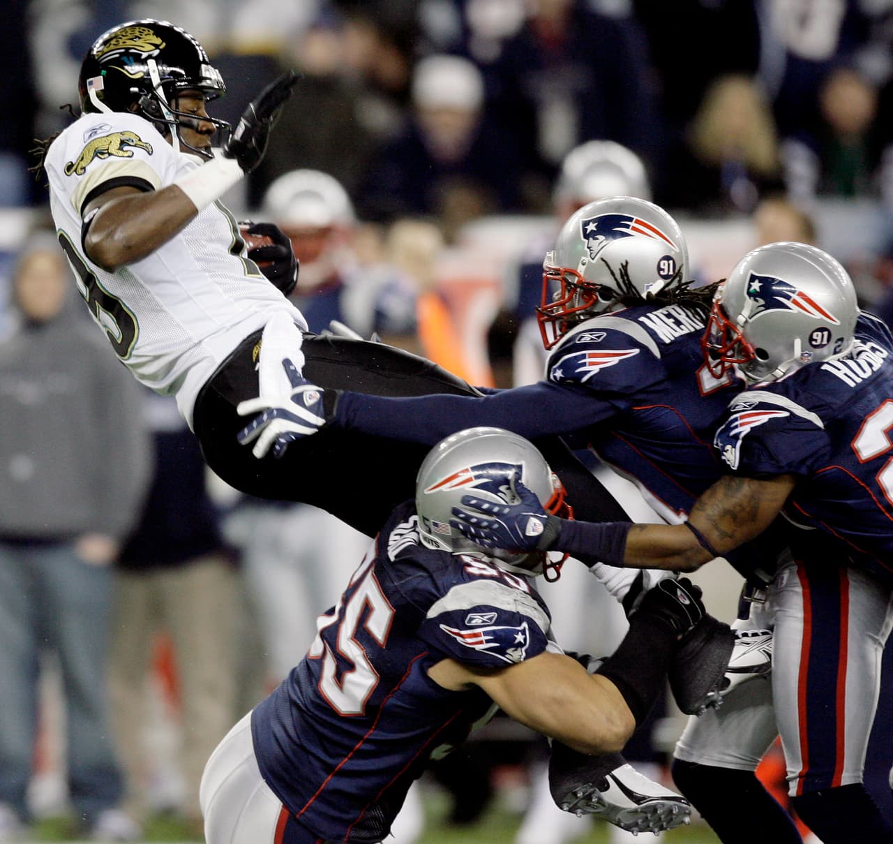 27.- Jacksonville Jaguars - 12 de enero del 2008 (20-31 en New England Patriots) (Playoffs Divisionales).- Los invictos Patriots en temporada regular y primeros con marca de 16-0 iniciaron su fallida búsqueda del título con una imponente actuación ofensiva que no intentó un solo despeje hasta que faltaban 31 segundos por jugar, New England fue el segundo equipo en la historia con marca global de 17-0.