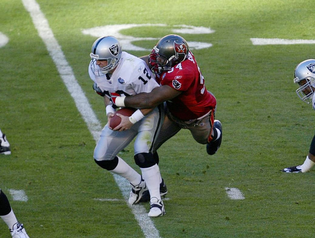 30.- Oakland Raiders - 26 de enero del 2003 (21-48 vs. Tampa Bay Buccaneers) (Super Bowl XXXVII).- El equipo dirigido por Jon Gruden con una espectacular defensiva comandada por Warren Sapp y Derrick Brooks eliminó el ataque de Rich Gannon y Jerry Rice para el primer Trofeo Lombardi de los Buccaneers. El desconocido Dexter Jackson fue el MVP del juego.
