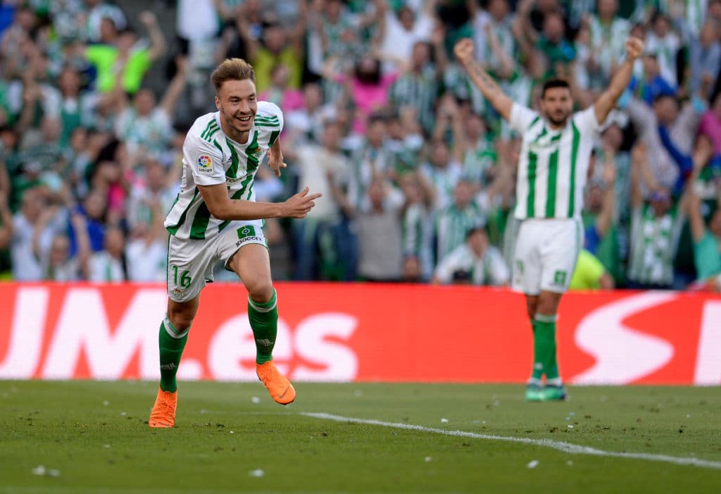 El West Ham United empezó a llamar al Real Betis por Lorenzo Morón y el equipo verdiblanco ya está trabajando en una renovación de contrato. La moneda está en el aire.