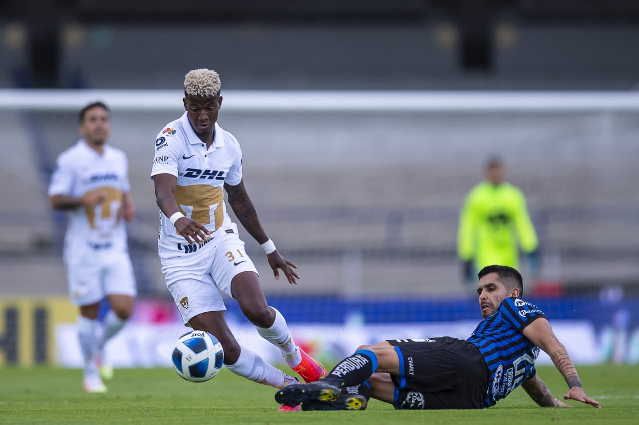 Pumas y Querétaro terminan el encuentro sin goles durante la cuarta Jornada del torneo Apertura Grita México 2021. La escuadra universitaria se quedó con 10 hombres al minuto 89' tras la expulsión de Fabio Álvarez por una patada. Los universitarios se enfrentarán ante Necaxa y los 'gallos blancos' ante Tigres en la próxima jornada.