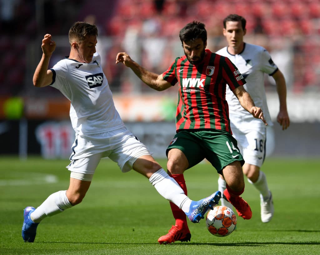 Augsburg no mete las manos, pues cayó tras goleada ante Hoffenheim 4-0 en el inicio de la temporada de la Bundesliga. Jacob Larsen (37’), Sargis Adamyan (78’), Georgino Rutter (87’) y Sebastián Rudy (90+5’) fueron los anotadores del encuentro.