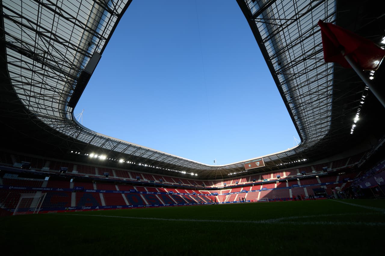 Con un 'Tecatito' Corona muy lúcido, el Sevilla no pudo en su visita al Osasuna que aprovechó un polémico penal para sellar el 2-1 con el que venció al equipo de Julen Lopetegui en El Sadar.