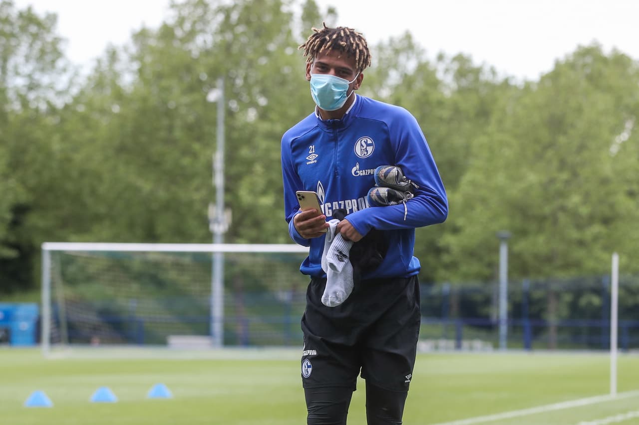 Vuelve el futbol, vuelve la alegría. Así, con cubrebocas, pero bailando y felices, regresaron los futbolistas del coonjunto alemñan.
