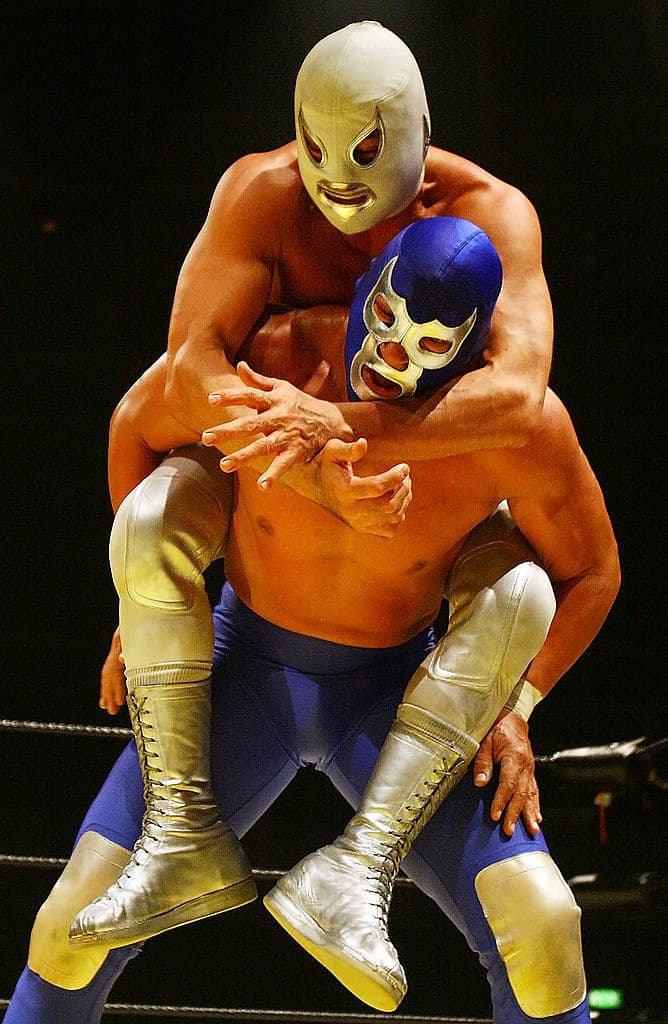 A medida que comienzan a trabajar juntos, el tío Blue se da cuenta de que puede aprender algunas cosas de la moderna versión Gen-Z de Ultra sobre la lucha contra el crimen.