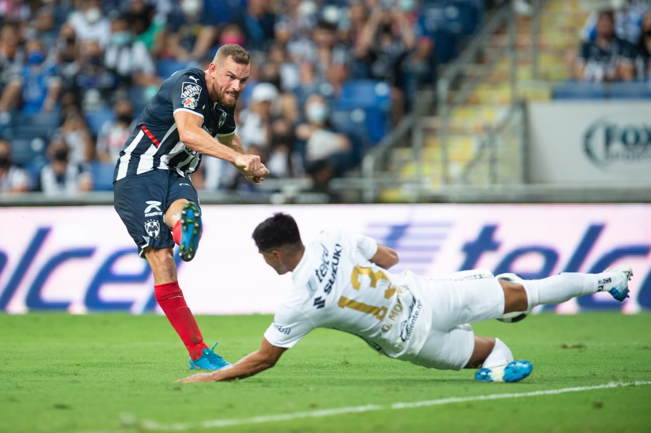 Con doblete del colombiano Duvan Vergara, Rayados de Monterrey consiguió su primer triunfo del Grita México A21 a costa de los endebles Pumas.