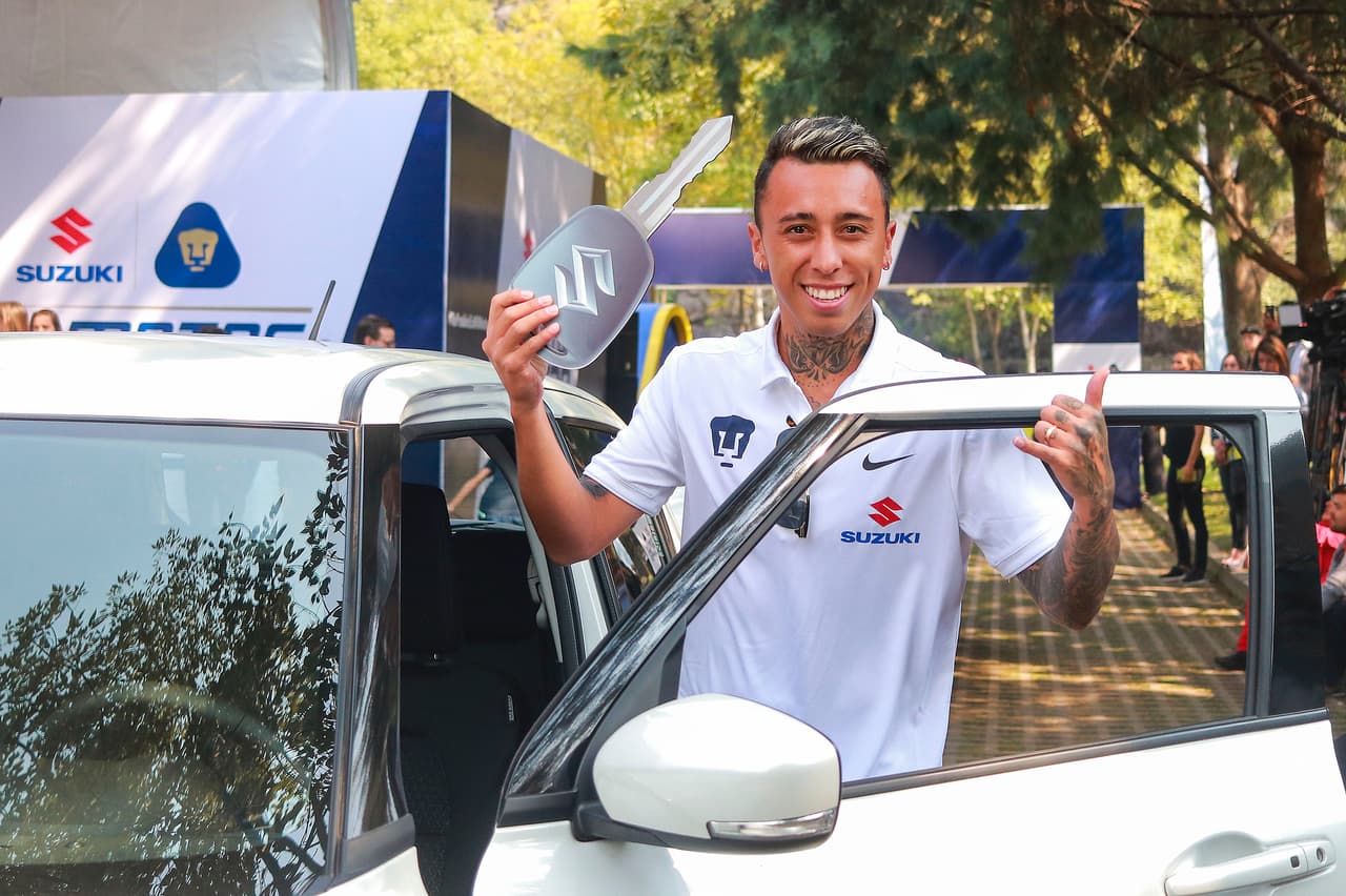 Los miembros de Pumas UNAM recibieron en la Cantera de su marca patrocinadora Suzuki vehículos de la misma gama de colores gris, blanco y rojo, a excepción del DT que recibió uno sport.