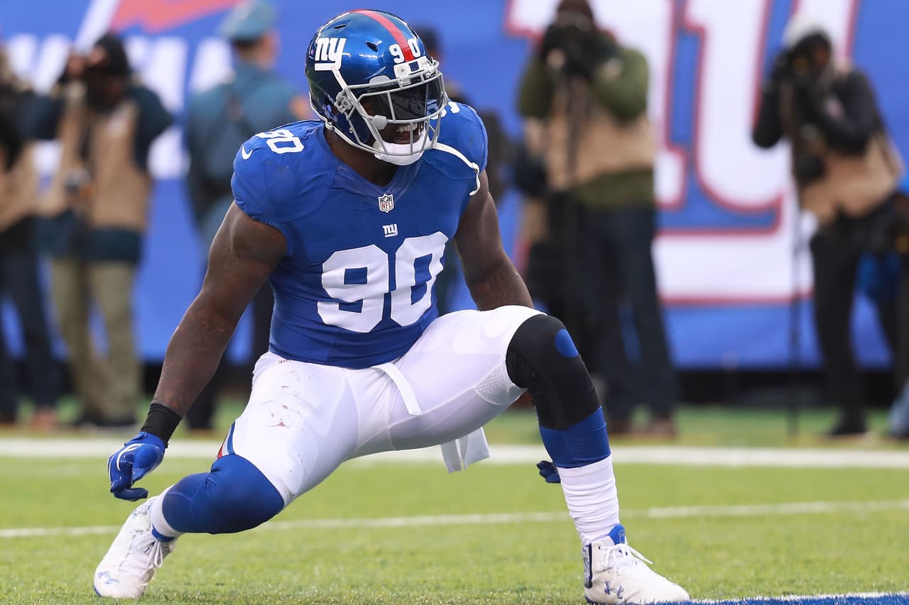 <b>JASON PIERRE-PAUL – DE New York Giants</b>
<br>Ala defensivo extraordinario con talento como
<i>pass rusher</i> y efectivo para frenar el ataque terrestre. Demostró este año que su nivel de juego no bajó pese al incidente con fuegos artificiales que le provocó
<a href="http://www.univision.com/deportes/new-york-giants/el-dedo-indice-de-la-mano-derecha-de-jason-pierre-paul-ha-sido-amputado"> perder el dedo índice de su mano derecha</a>. En 2016 tuvo 7 sacks, tercer mejor registro de su carrera, y eso lo pone cerca de recibir un contrato millonario. Suena para Saints, Lions y Dolphins.
