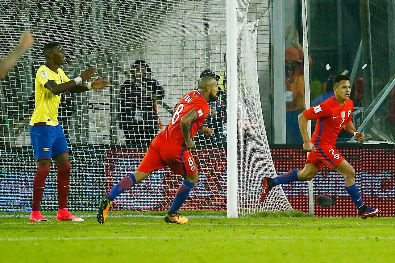 Chile tuvo otra oportunidad de soñar luego de vencer a Ecuador y meterse en el grupo de los cuatro mejores, gracias de paso a la derrota de Colombia contra Paraguay y el empate de Perú y Argentina.