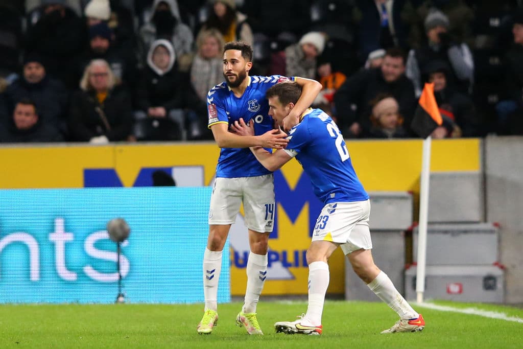 Chelsea golea fácilmente 5-1 al Chestefield, Everton consigue su pase en lso tiempos extras tras vencer 2-3 al Hull City, Leicester pasa por encima 4-1 sobre el Watford y el Newcastle da la sorpresa al caer eliminado 0-1 en su duelo frente al Cambridge United.