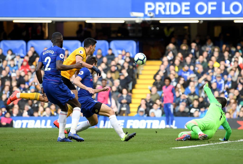 En su visita a Stamford Bridge, el mexicano abrió el marcador, pero Willian amargó el triunfo de su equipo.