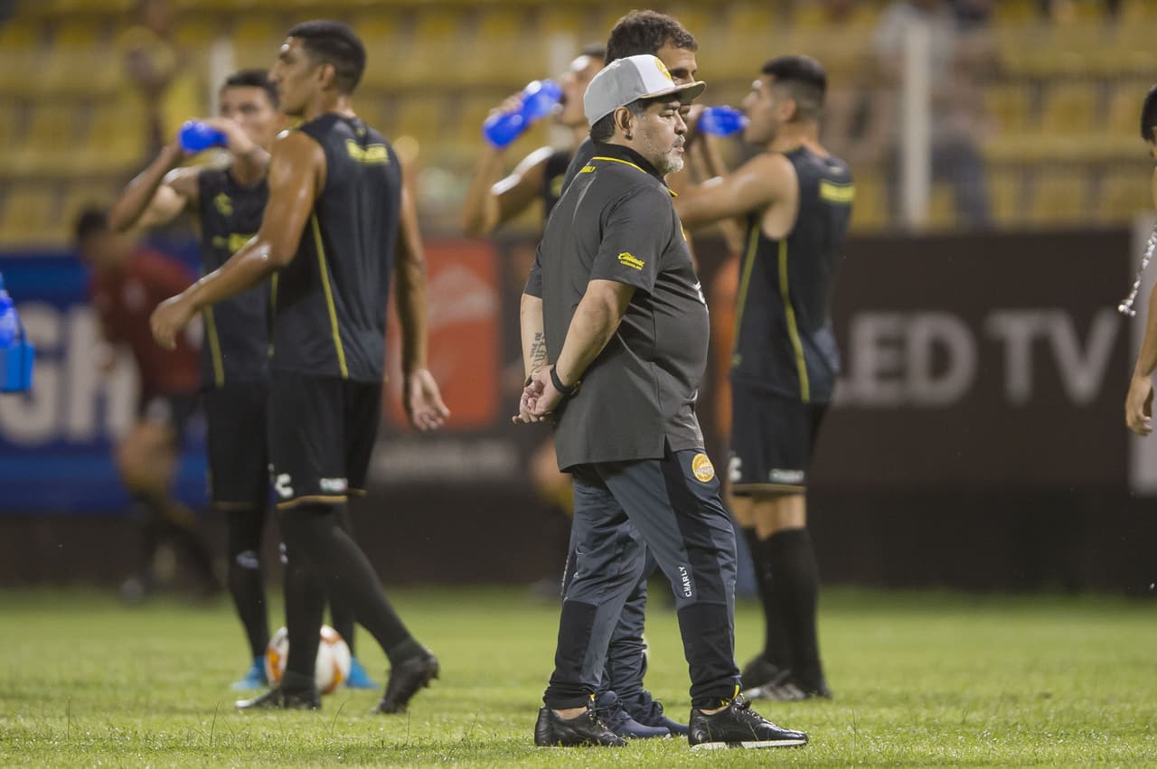 <i>El Pelusa</i> estuvo contemplativo durante la práctica de sus dirigidos, con los que apenas ha compartido una semana.