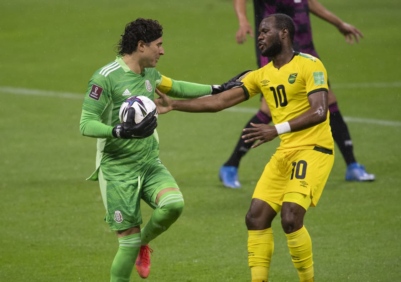 Las anotaciones de Alexis Vega y de Henry Martin hacen que México arranque el hexagonal con el pie derecho al vencer 2-1 a Jamaica.