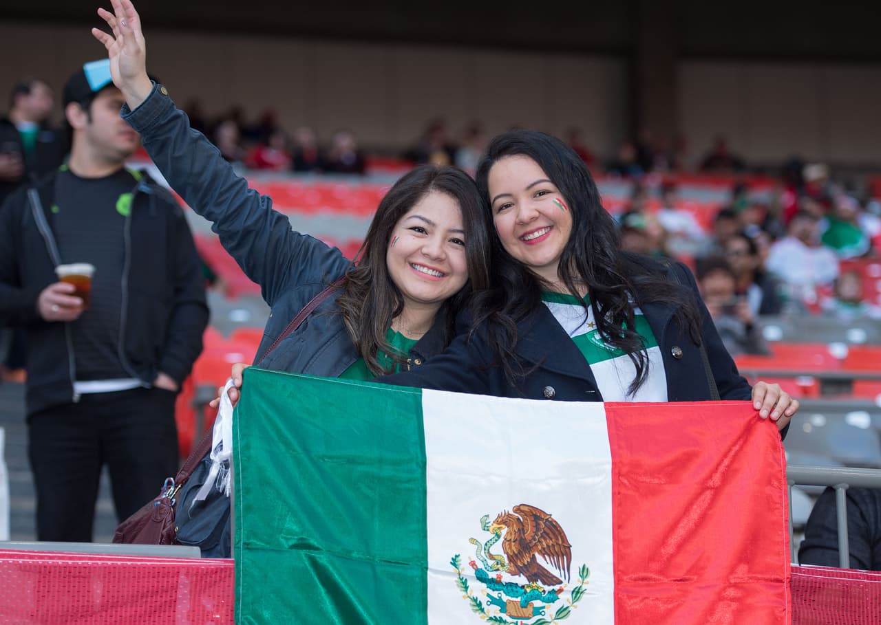 Las guapas fanáticas se hicieron presentes en Vancouver para disfrutar el Canadá vs. México