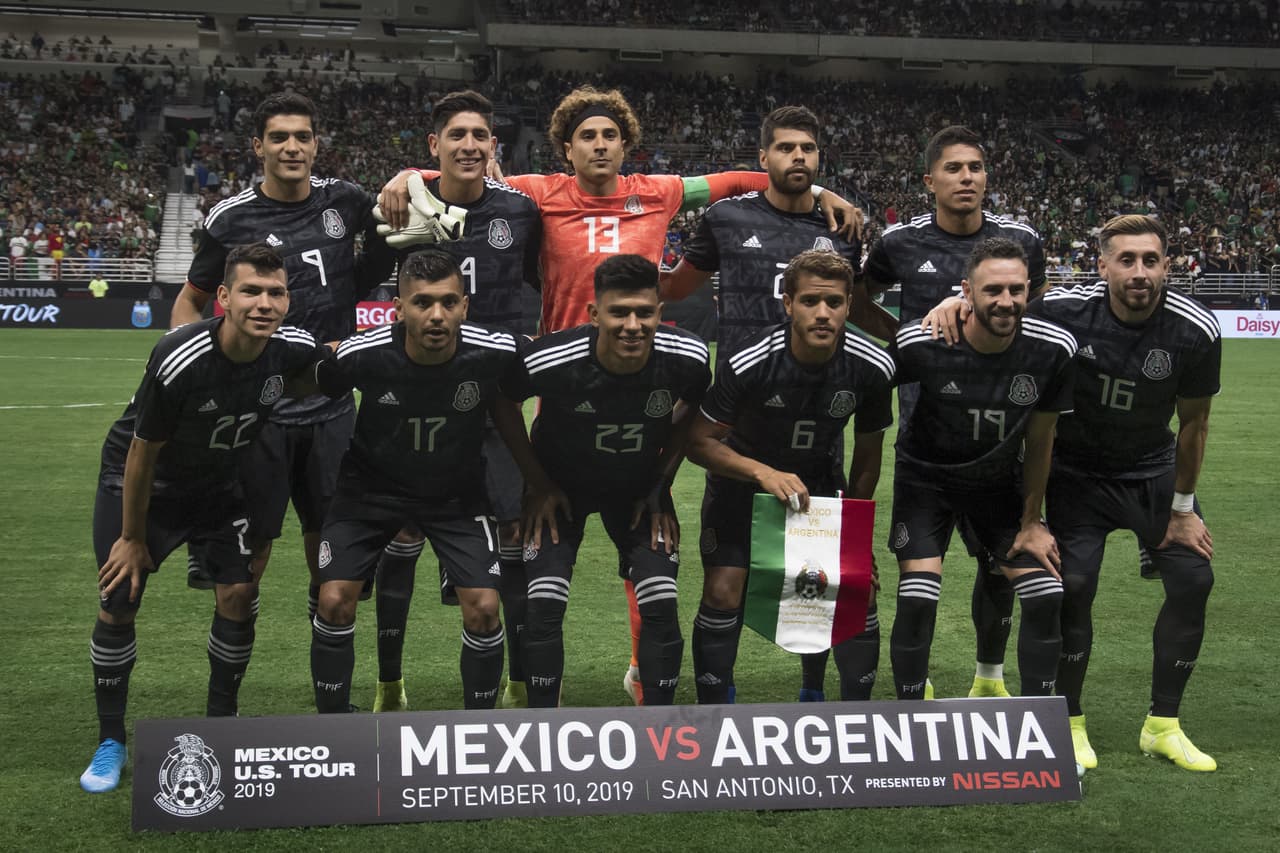En 2019, el Tri estrena jersey negro con detalles al fondo de la playera con gráficos basados en el imperio prehispánico. En los bordes de las mangas destaca un cintillo tricolor que luce bien, pues contrasta completamente con la playera negra.