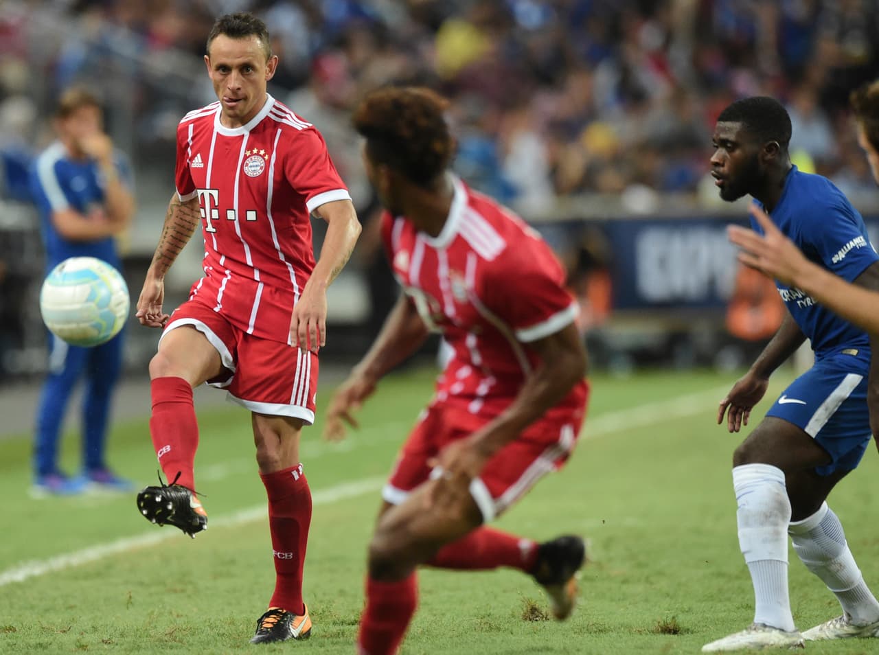 Bayern Munich busca afinar su plantilla luego del retiro de Philip Lahm y Xabi Alonso.