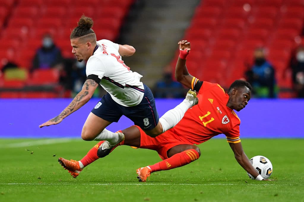 La defensa de Gales no defiende particularmente bien, Coady remata pero pasa por arriba del arco