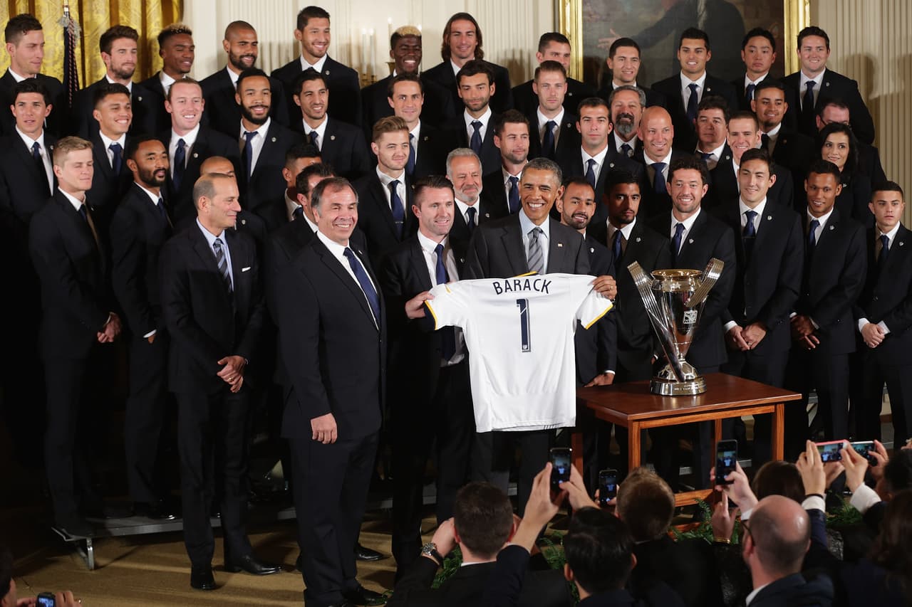 Barack Obama siempre recibió a los equipos de las ligas deportivas profesionales para festejar sus títulos, entre ellos el LA Galaxy de la MLS, con el ahora entrenador de la selección de EEUU, Bruce Arena.