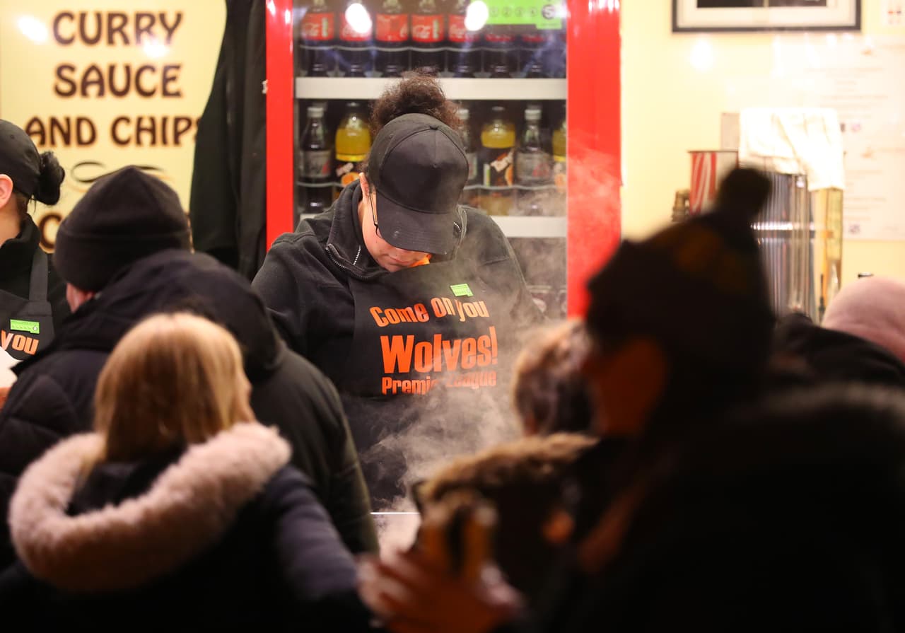 En las calles, los hinchas del equipo local se alimentan para llegar con energías para alentar a su equipo.