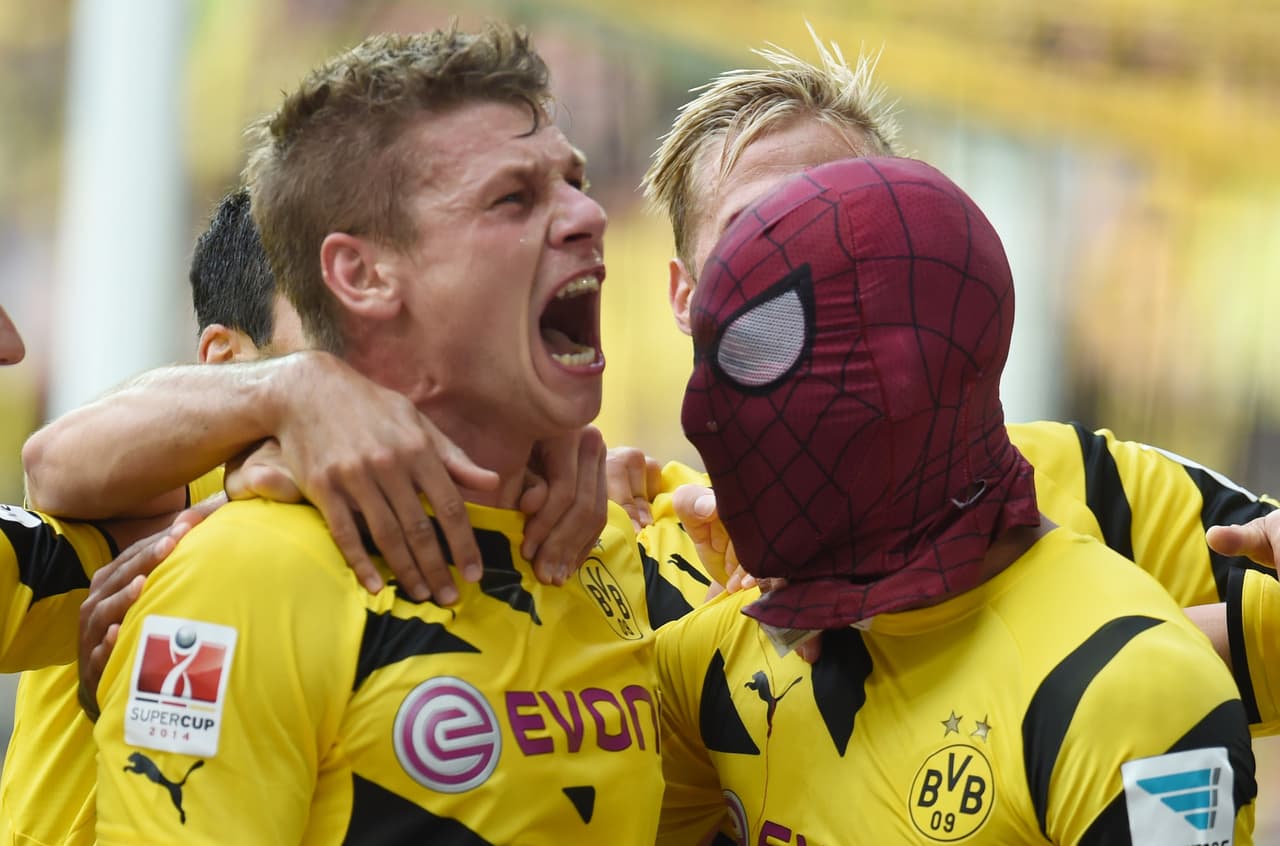 También, por su cara, pasó esta de Spiderman en la final de la Supercopa de Alemania ante el Bayern Múnich.