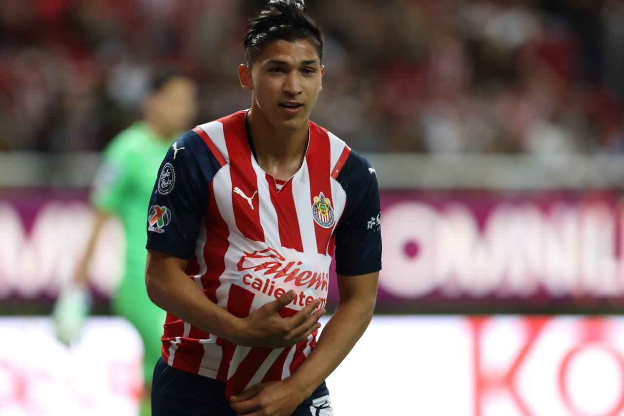 Chivas comenzó ganando con gol de Ángel Zaldíver, pero Rayados reaccionó y con goles de Gallardo, Vegas y un ‘osote’ de Miguel Jiménez terminó por vencer y hundir a un Guadalajara que podría quedarse sin DT.