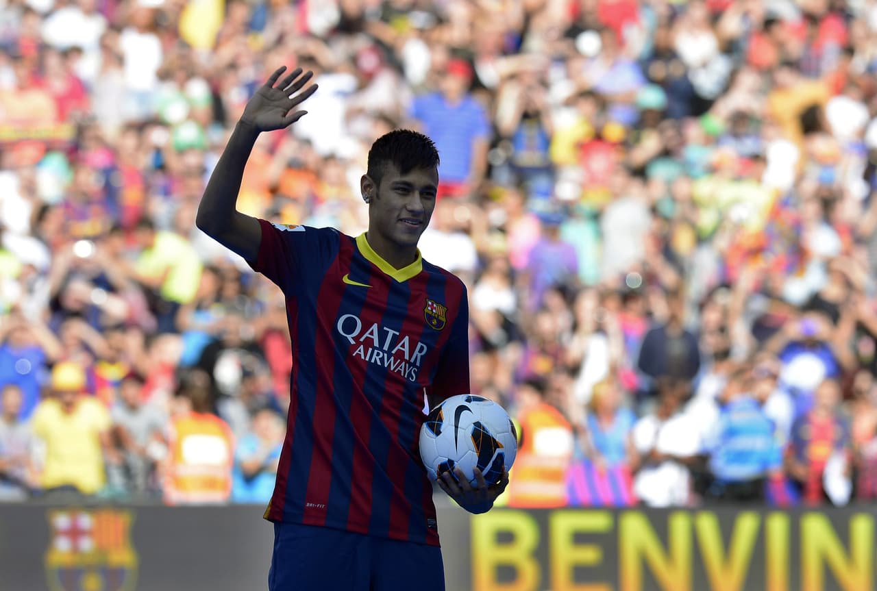 Se dijo en su momento que 56,500 aficionados del equipo se acercaron al Nou Camp para saludar a Neymar en su primer día como jugador del equipo.