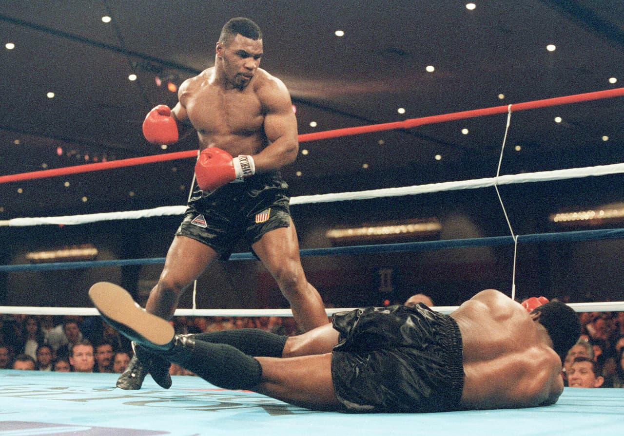 El estadounidense Mike Tyson desde su debut a los 19 años generó un fuerte impacto mediático por su estilo y se convirtió a sus 20 años en el boxeador más joven en coronarse campeón de pesos pesados.