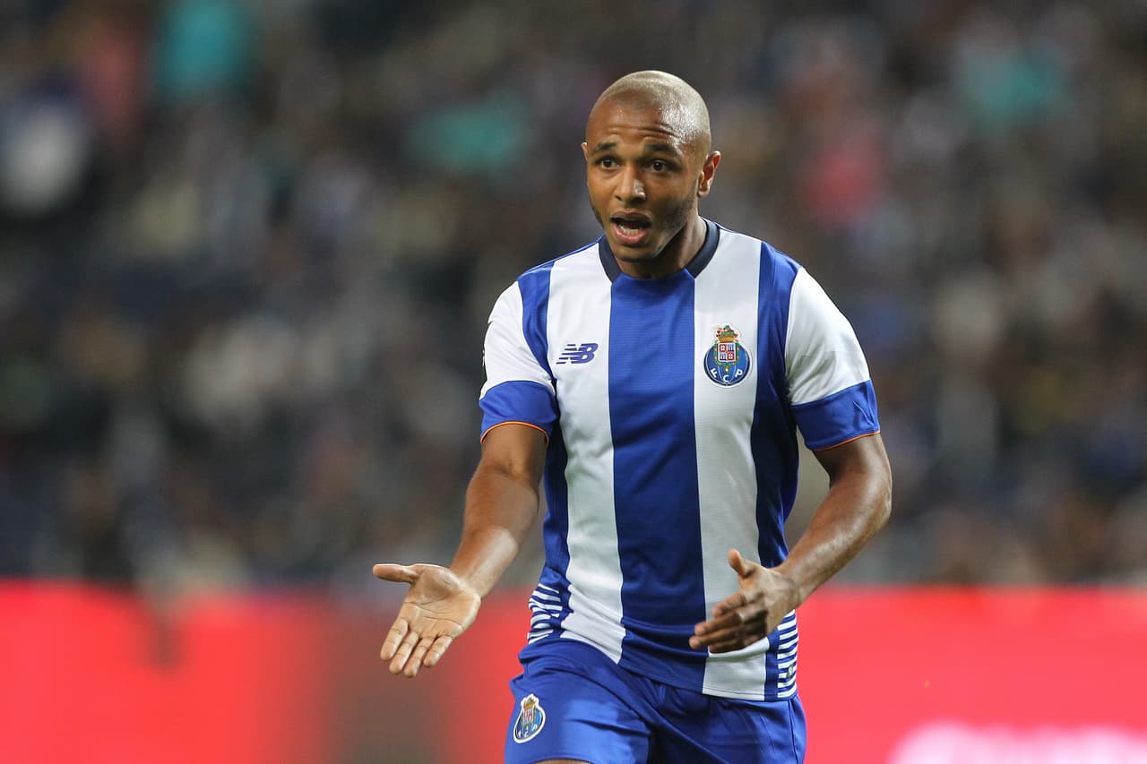 Yacine Brahimi, compañero con Mahrez, es el destinado a mover el centro del campo argelino tras la baja y llevar al título a uno de los equipos favoritos del torneo.