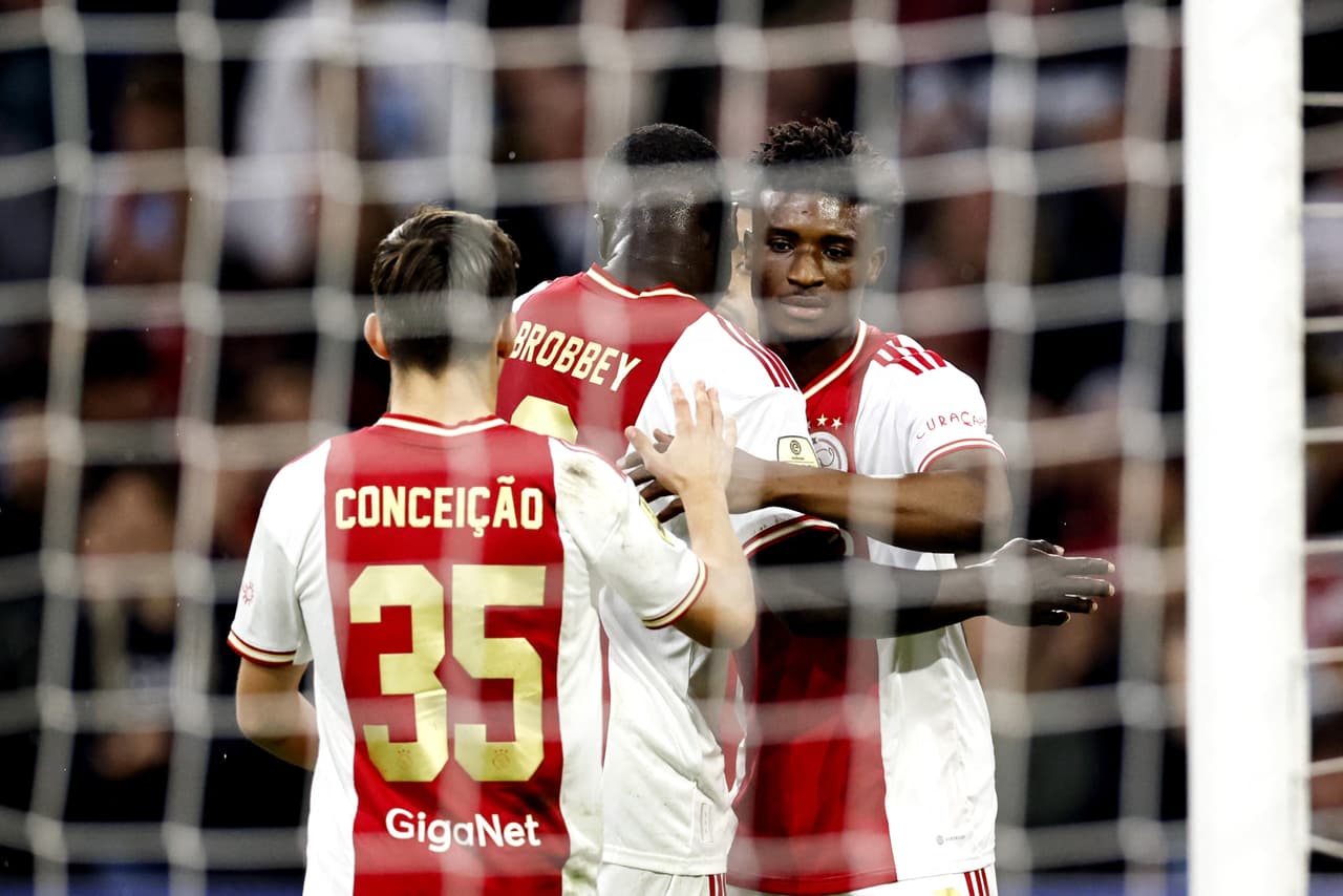 El Feyenoord empató ante el Twente con gol de Giménez, Ajax de Sánchez y Álvarez goleó al Excelsior a domicilio