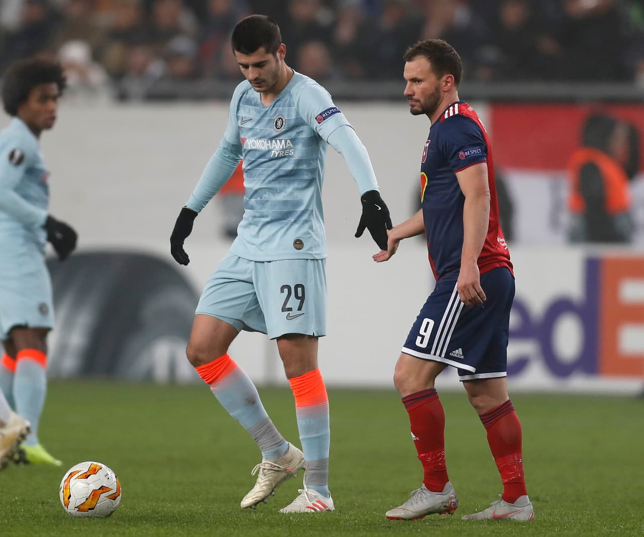 Poco pudo hacer los minutos que jugó, estando bien cubierto por los defensas del club húngaro en Budapest.