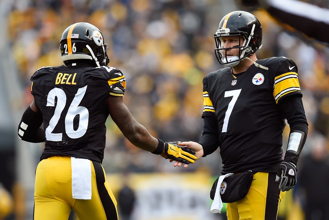 Le'Veon Bell saluda discretamente a Ben Roethlisberger durante un partido de los Steelers en Heinz Field.