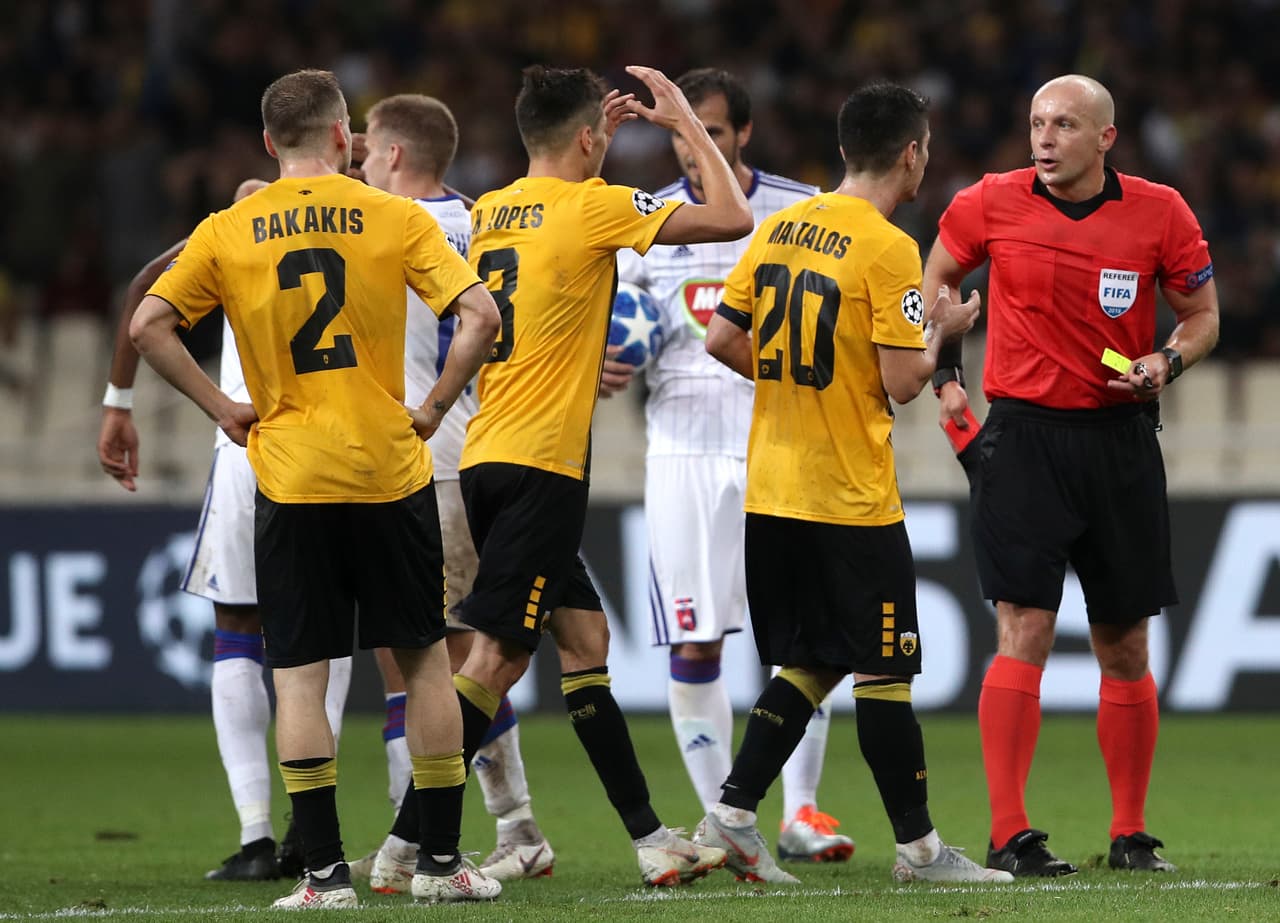 Las cosas todavía se pusieron peores para el AEK. A los 80 minutos expulsaron a Hélder Lopez y por si eso no era suficiente, en los minutos de descuento le sacaron la tarjeta roja a Marko Livaja.