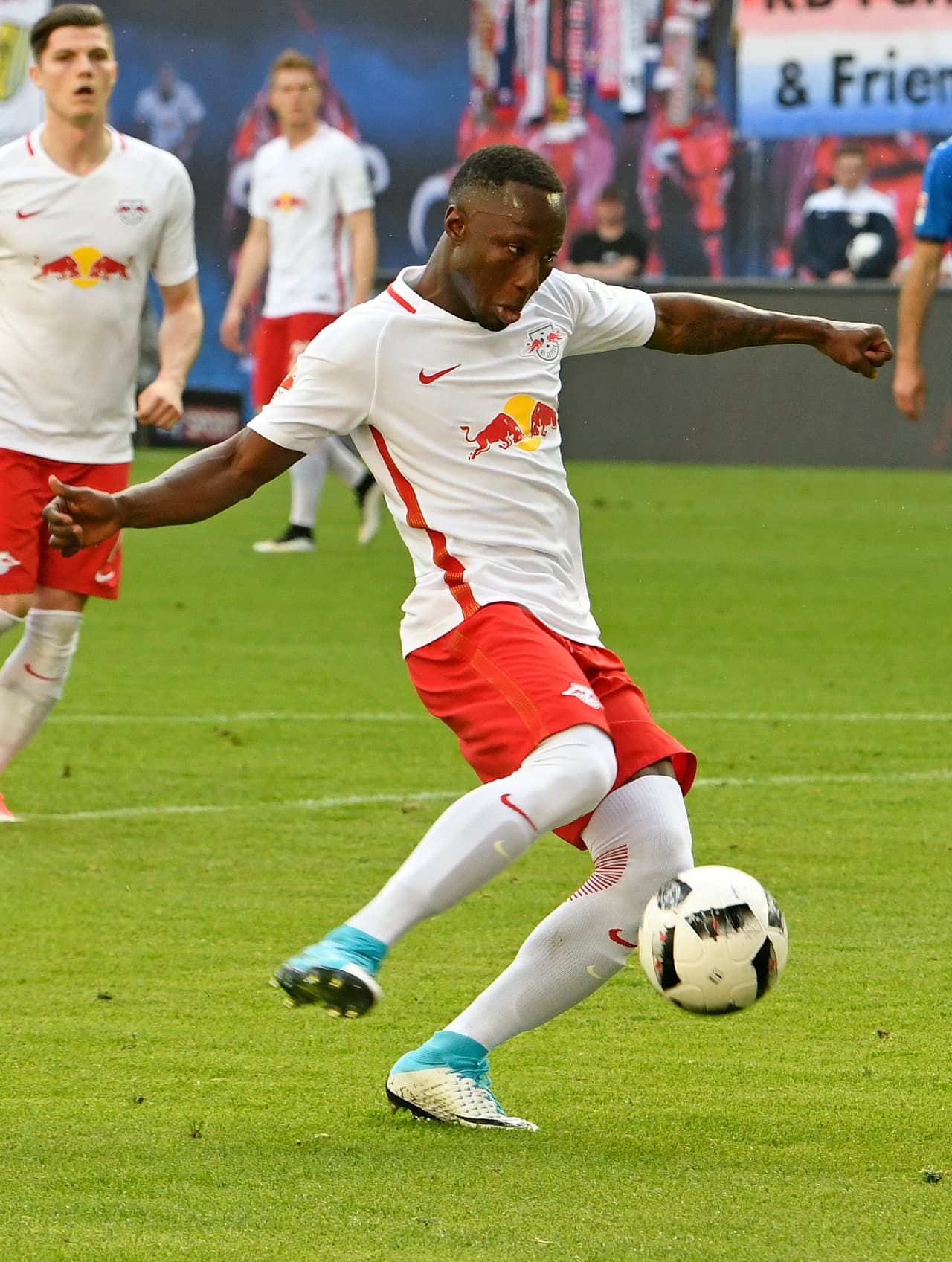 Naby Keïta (RB Leipzig) - El mediocapista de Mali interesaría al Liverpool de la Premier League de Inglaterra.